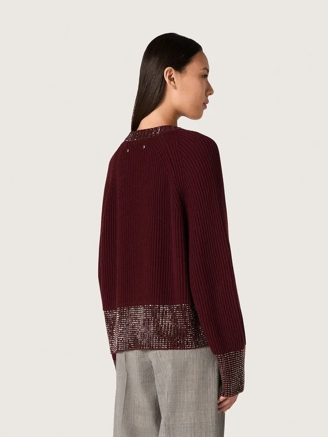 Suéter de cuello redondo para mujer en lana color burdeos con bordado de pedrería