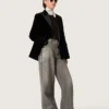 Jeans estilo boyfriend para mujer en denim gris con tachuelas plateadas con efecto degradado