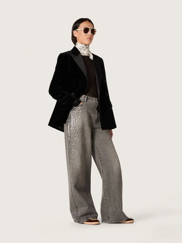 Jeans estilo boyfriend para mujer en denim gris con tachuelas plateadas con efecto degradado