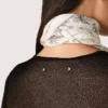 Suéter de mujer de cuello redondo con estampado jacquard floral negro