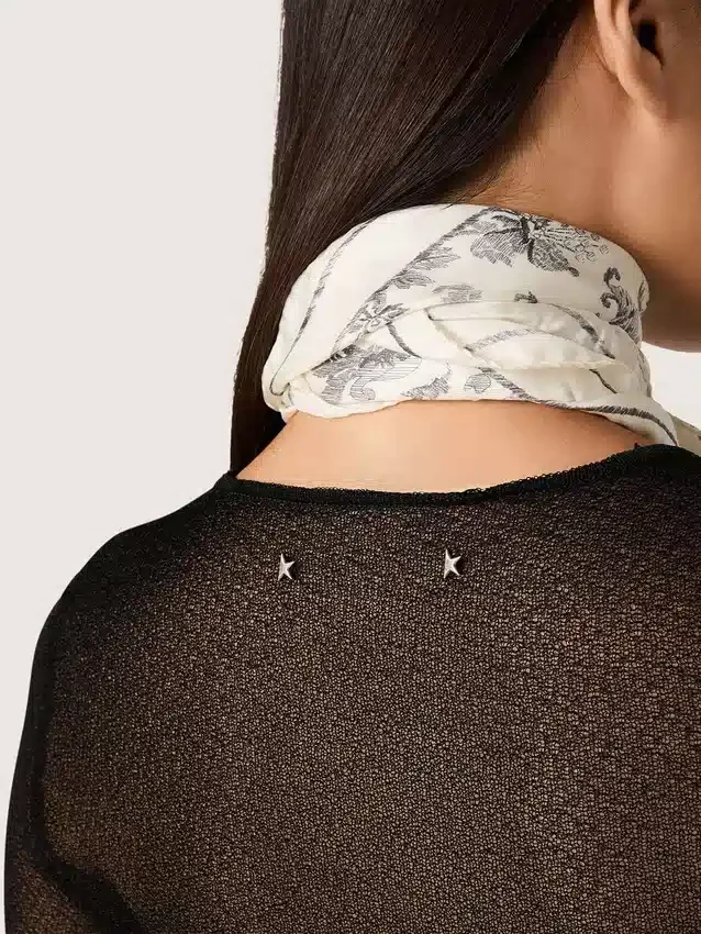 Suéter de mujer de cuello redondo con estampado jacquard floral negro