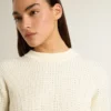 Suéter de mujer de cuello redondo en lana merino blanca con cristales por toda la prenda