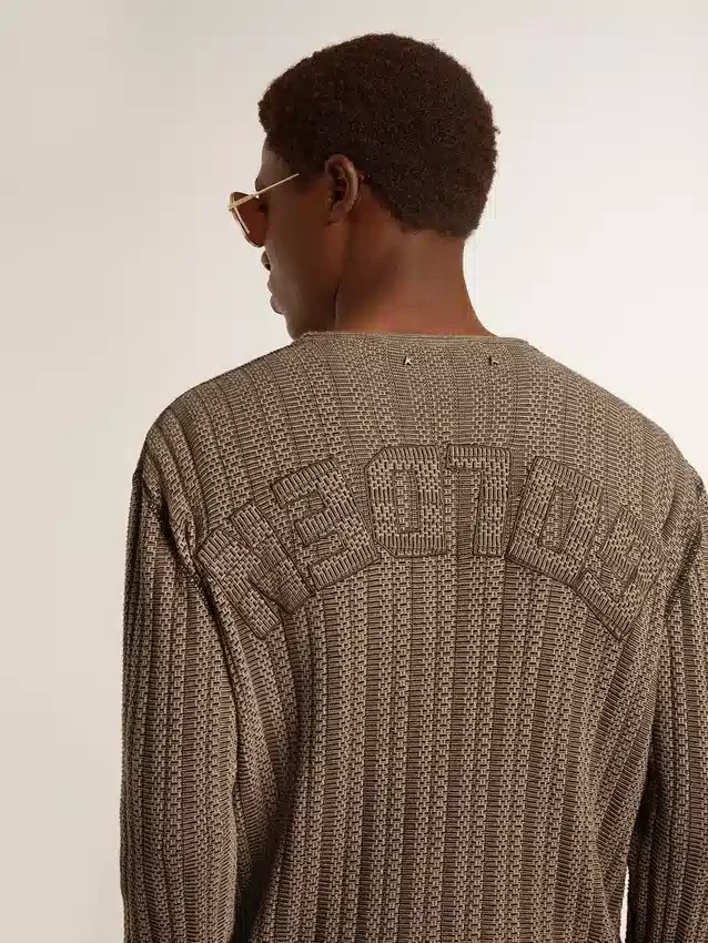 Suéter para hombre color travertino con letras en parche «Golden» en la espalda