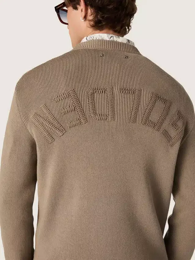 Suéter para hombre de algodón orgánico color topo claro con logotipo bordado