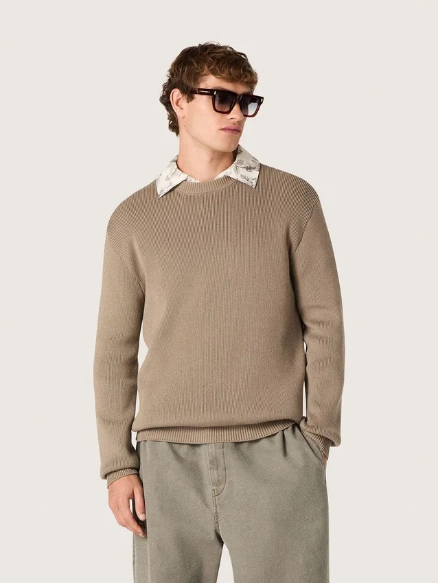 Suéter para hombre de algodón orgánico color topo claro con logotipo bordado