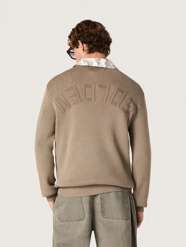 Suéter para hombre de algodón orgánico color topo claro con logotipo bordado