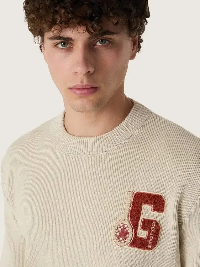 Suéter unisex de cuello redondo en algodón beige con parche en el frente y logotipo en la espalda