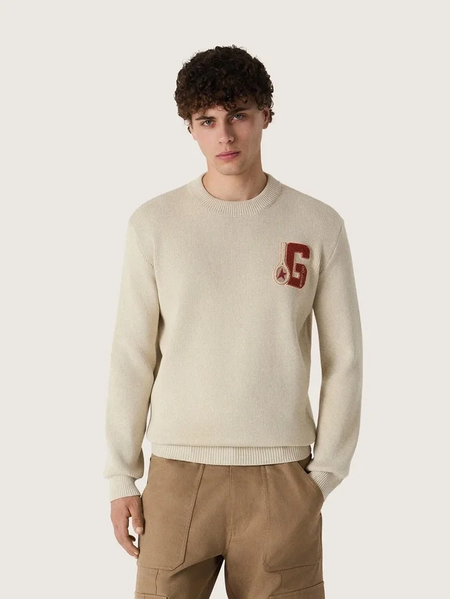 Suéter unisex de cuello redondo en algodón beige con parche en el frente y logotipo en la espalda