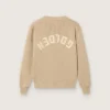 Suéter unisex de niños en color beige dorado con diseño acanalado y logotipo en la espalda