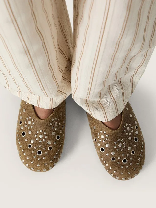 Tierra para mujer en gamuza color caqui con tachuelas plateadas