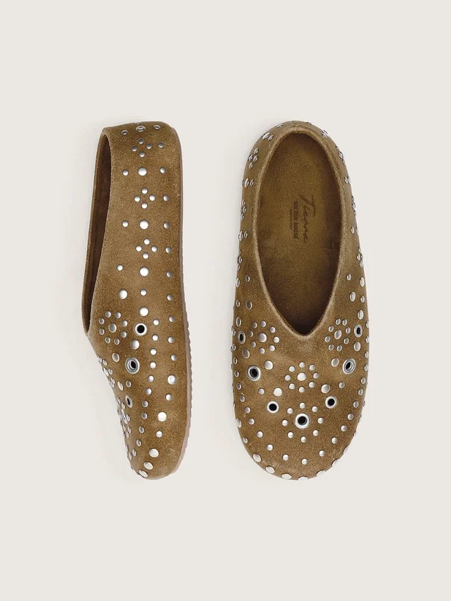 Tierra para mujer en gamuza color caqui con tachuelas plateadas