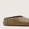 Tierra para mujer en gamuza color caqui con tachuelas plateadas