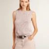 Top de malla con lentejuelas y detalles en contraste