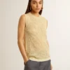 Top de malla con lentejuelas y detalles en contraste