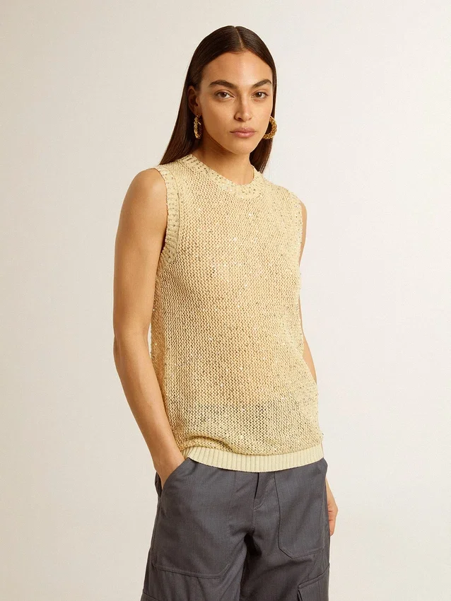 Top de malla con lentejuelas y detalles en contraste