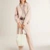 Top de malla con lentejuelas y detalles en contraste