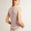 Top de malla con lentejuelas y detalles en contraste