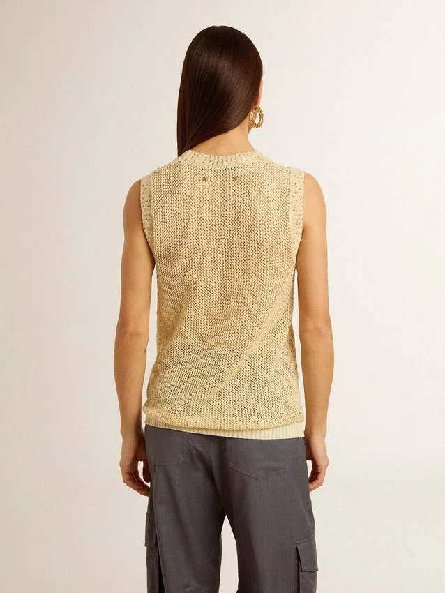 Top de malla con lentejuelas y detalles en contraste