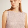 Top de malla con lentejuelas y detalles en contraste