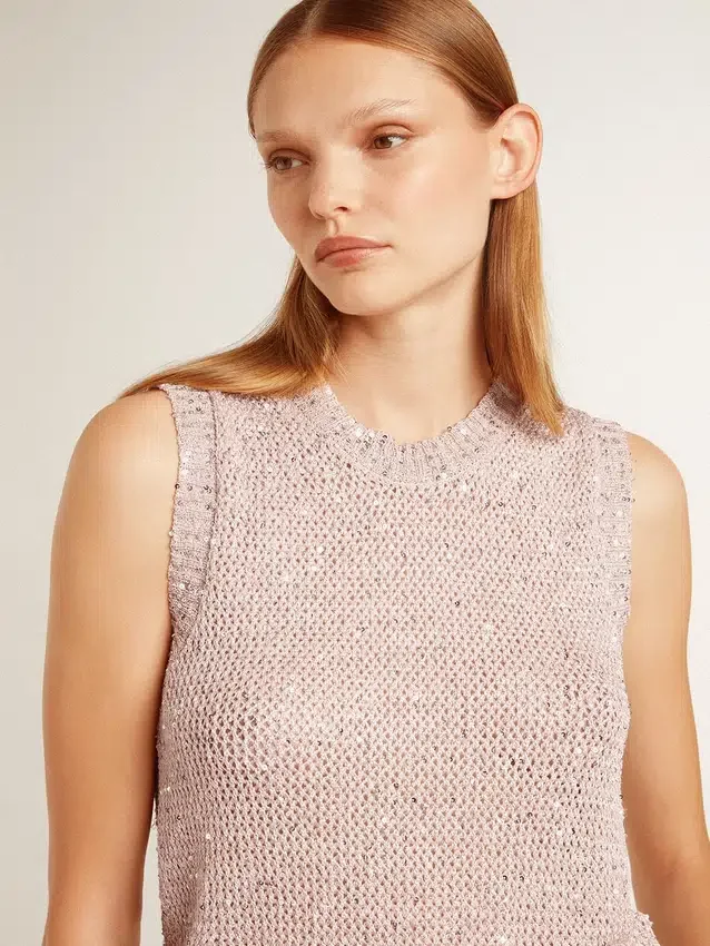 Top de malla con lentejuelas y detalles en contraste