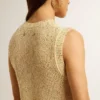 Top de malla con lentejuelas y detalles en contraste