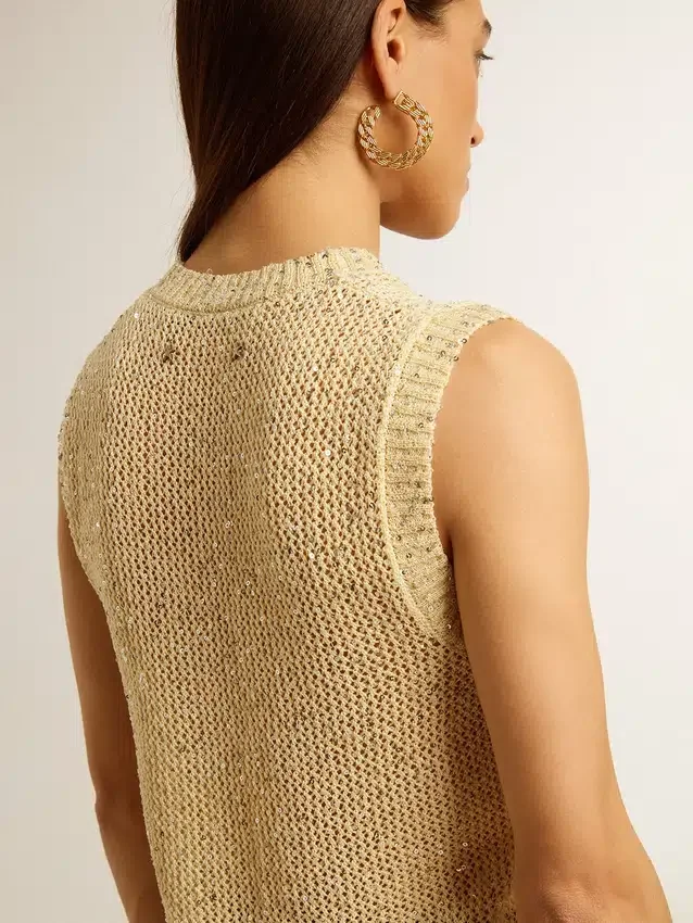 Top de malla con lentejuelas y detalles en contraste