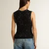 Top de malla negra con lentejuelas y detalles en contraste