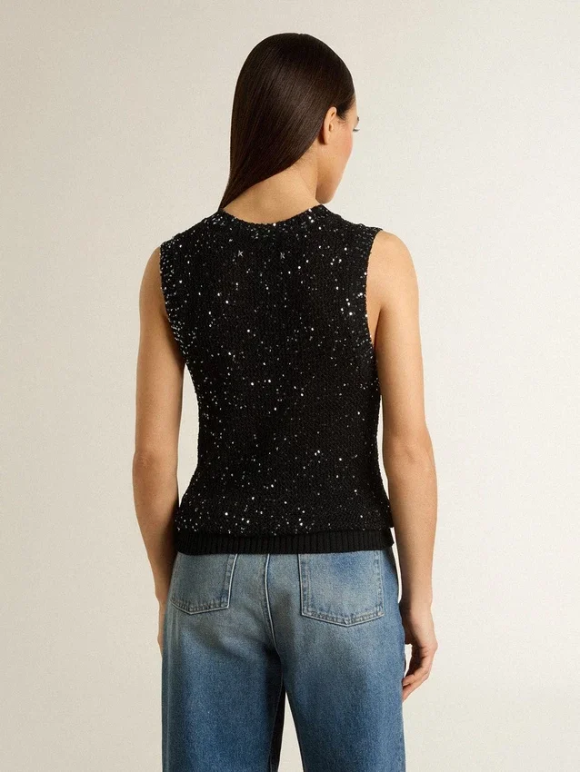 Top de malla negra con lentejuelas y detalles en contraste