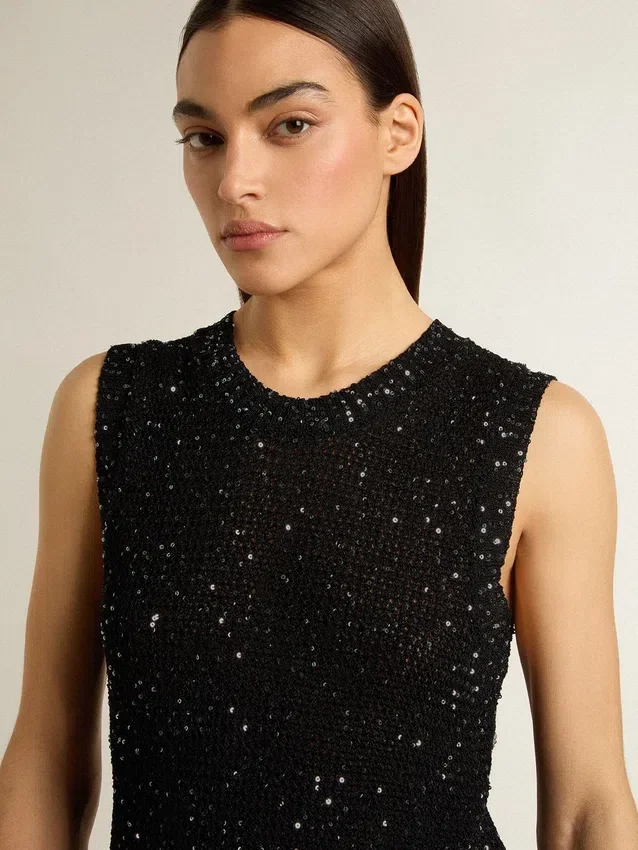 Top de malla negra con lentejuelas y detalles en contraste