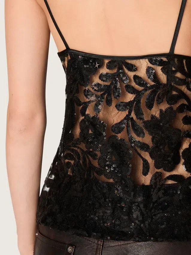Top de mujer de tul negro con estampado floral de lentejuelas negras