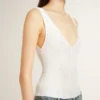 Top sin mangas bordado con ribetes en blanco desgastado