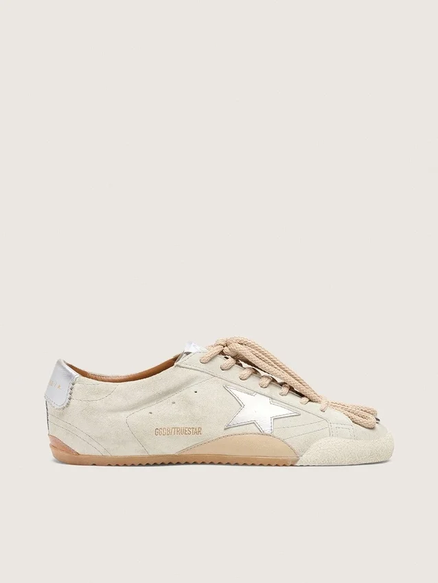 True-Star para hombre en gamuza gris claro con estrella plateada metalizada y lengüeta en el talón