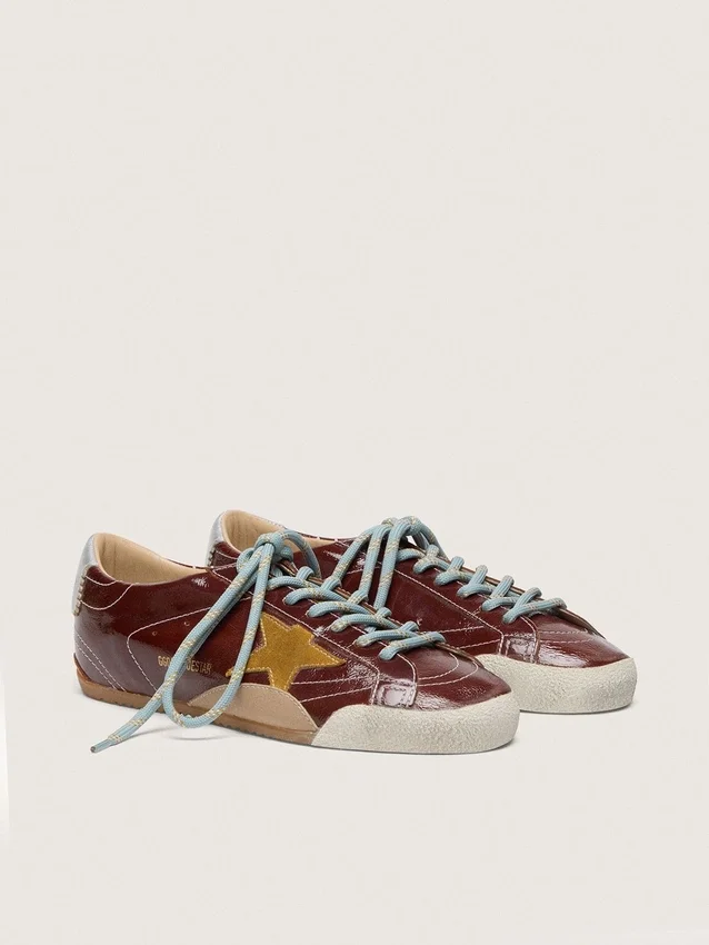 True-Star para hombre en naplak color burdeos con estrella de gamuza y lengüeta de talón de napa plateada