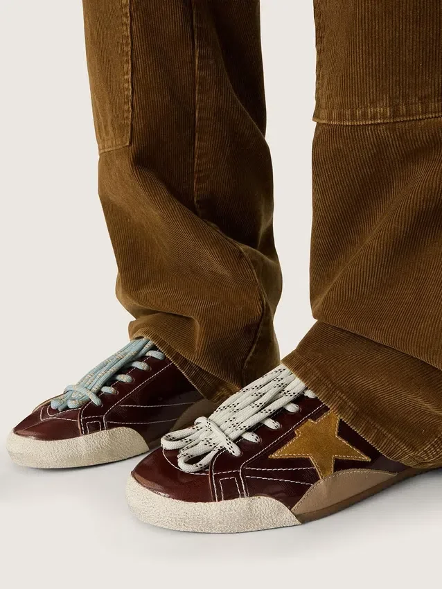 True-Star para hombre en naplak color burdeos con estrella de gamuza y lengüeta de talón de napa plateada