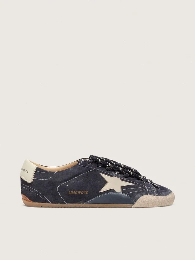 True-Star para hombre en gamuza azul oscuro con estrella y lengüeta en el talón de cuero napa blanco