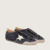 True-Star para hombre en gamuza azul oscuro con estrella y lengüeta en el talón de cuero napa blanco
