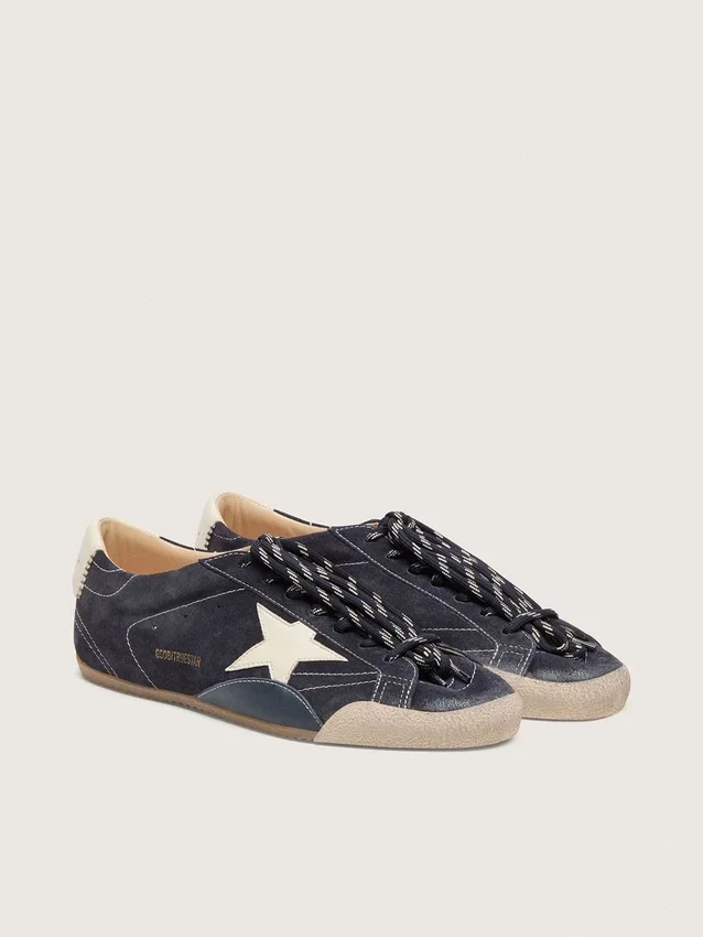 True-Star para hombre en gamuza azul oscuro con estrella y lengüeta en el talón de cuero napa blanco