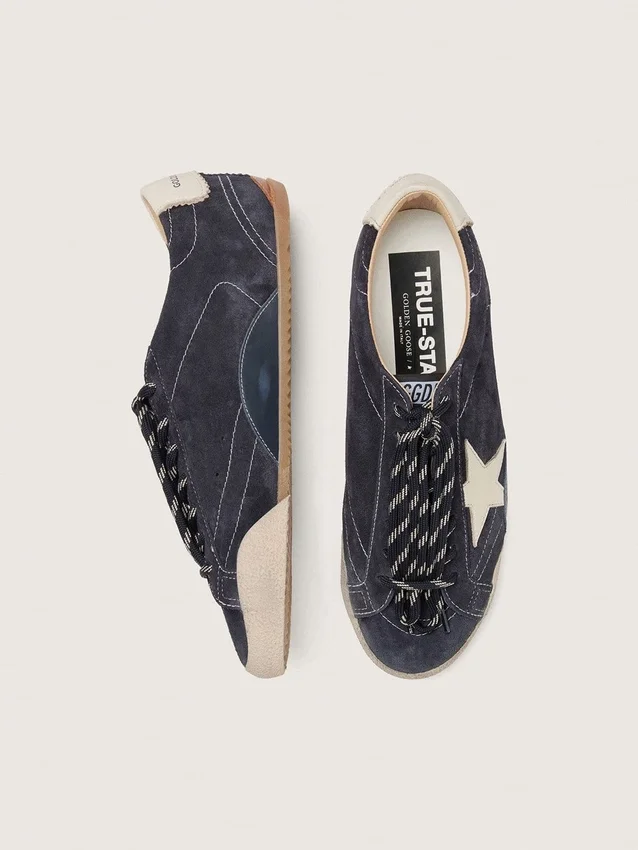True-Star para hombre en gamuza azul oscuro con estrella y lengüeta en el talón de cuero napa blanco