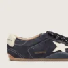 True-Star para hombre en gamuza azul oscuro con estrella y lengüeta en el talón de cuero napa blanco