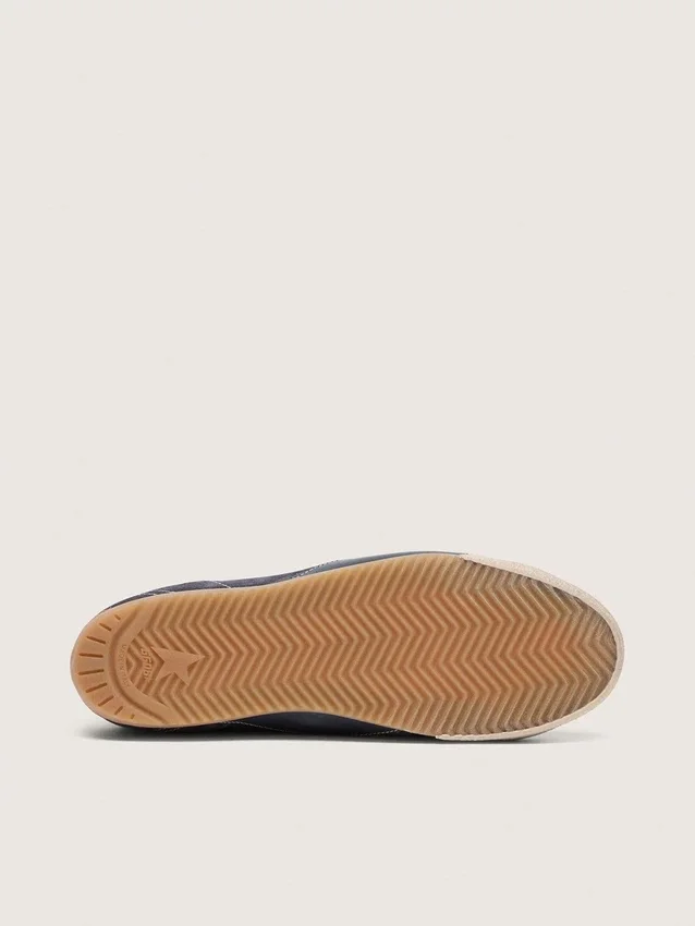 True-Star para hombre en gamuza azul oscuro con estrella y lengüeta en el talón de cuero napa blanco