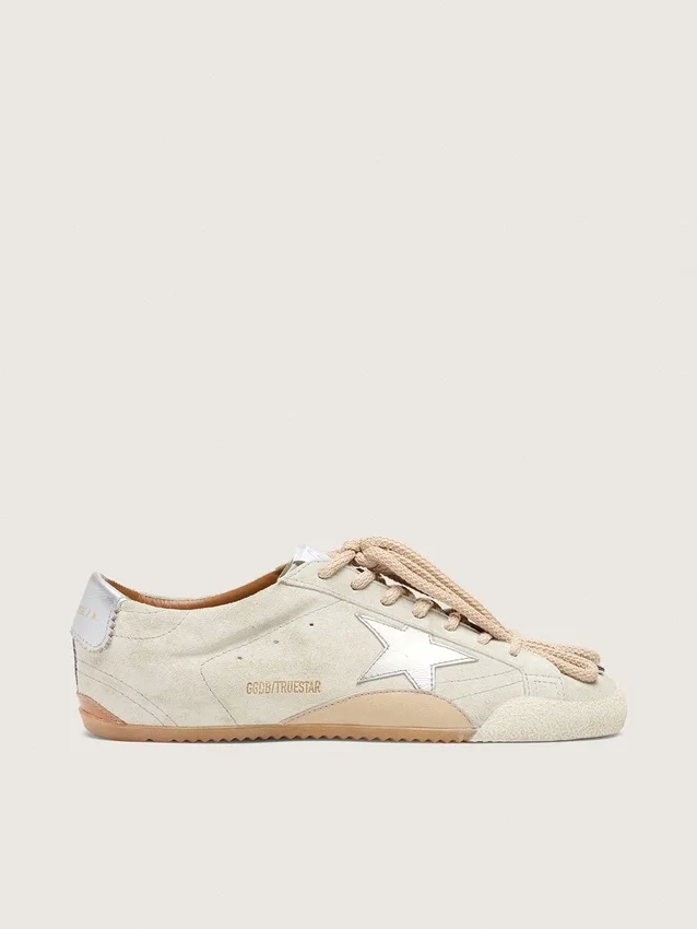 True-Star para mujer en gamuza gris claro con estrella plateada metalizada y lengüeta en el talón