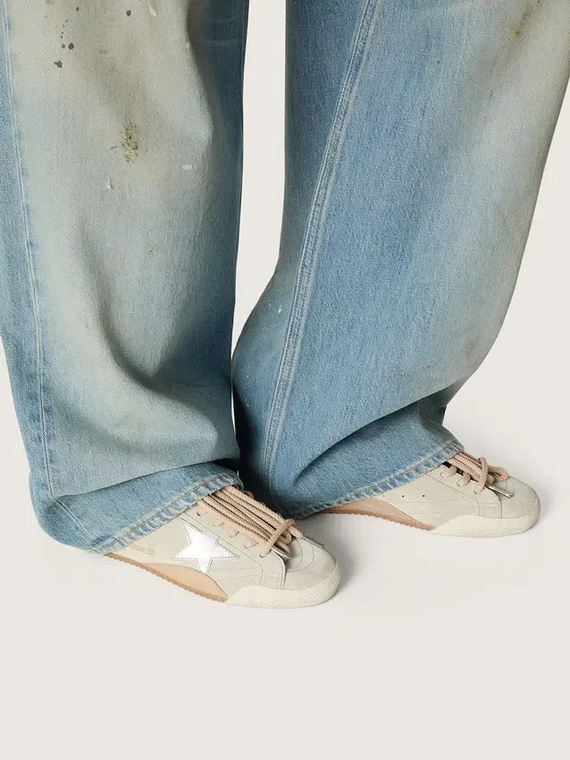 True-Star para mujer en gamuza gris claro con estrella plateada metalizada y lengüeta en el talón