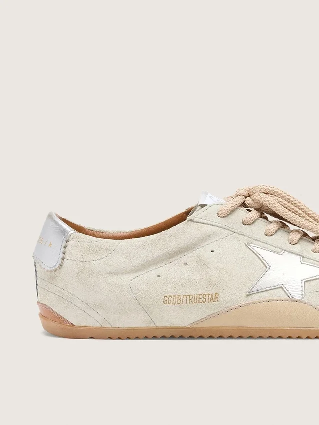 True-Star para mujer en gamuza gris claro con estrella plateada metalizada y lengüeta en el talón