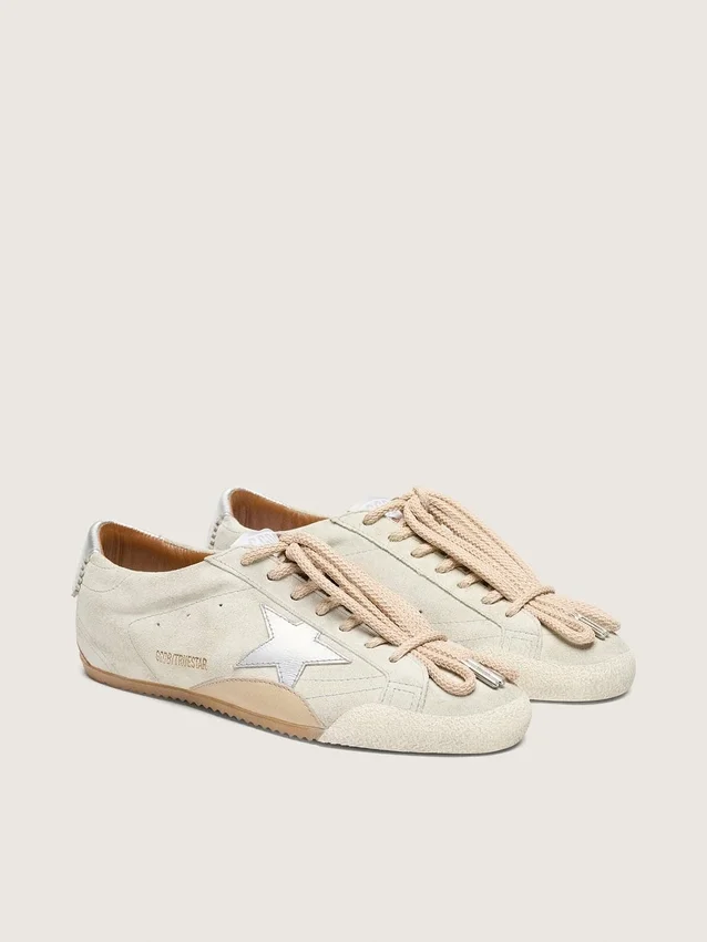 True-Star para mujer en gamuza gris claro con estrella plateada metalizada y lengüeta en el talón
