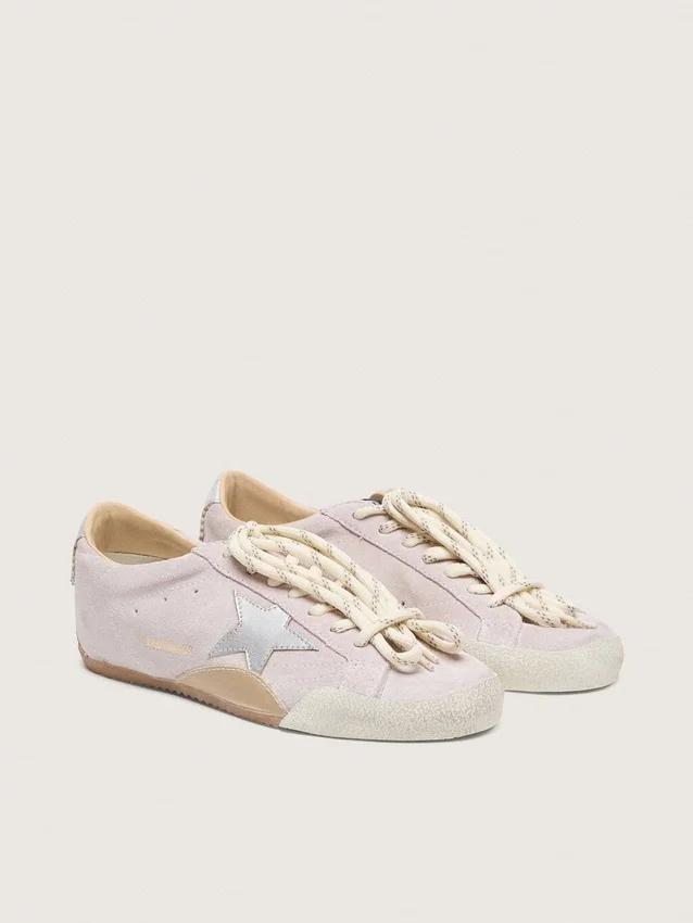 True-Star para mujer en gamuza rosa pastel con estrella plateada y lengüeta en el talón