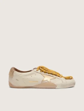 True-Star para mujer en piel napa blanca con estrella dorada y lengüeta del talón de gamuza beige