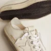 V-Star para hombre en cuero blanco con estrella blanca y franja azul claro en el ribete