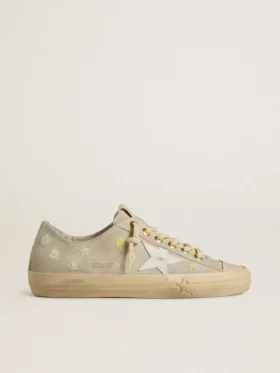 V-Star para mujer en gamuza gris hielo con estrella de cuero blanco y bordado floral