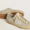 V-Star para mujer en gamuza gris hielo con estrella de cuero blanco y bordado floral