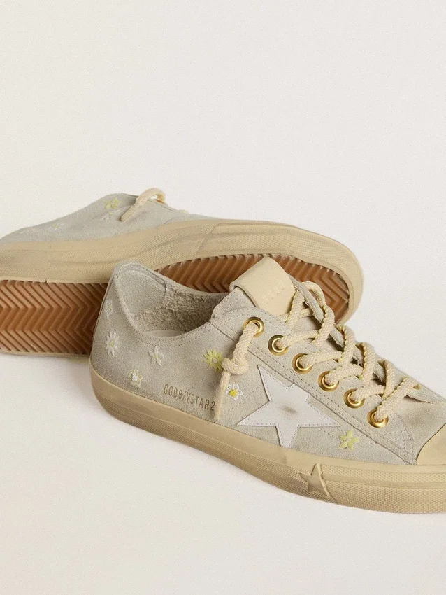 V-Star para mujer en gamuza gris hielo con estrella de cuero blanco y bordado floral